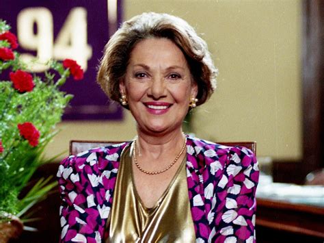 Irena Dziedzic podczas wywiadu w studiu telewizyjnym