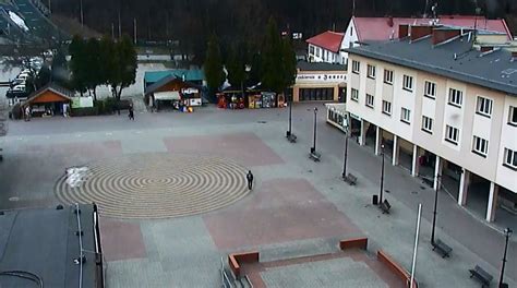 Widok na Plac B. Hoffa w Wiśle podczas uroczystego otwarcia festiwalu z udziałem orkiestr dętych.