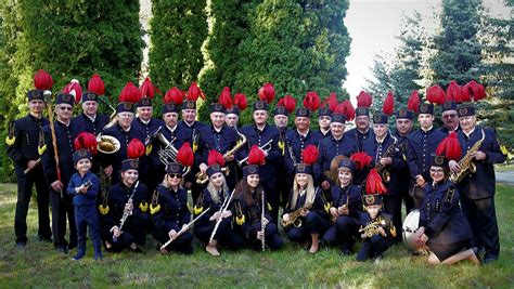 Orkiestra dęta prezentująca musztrę paradną z grupą taneczną podczas festiwalu.