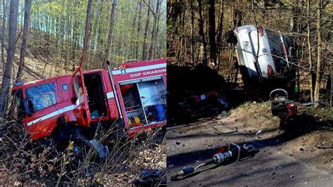 zdjęcie wozu strażackiego w akcji na drodze