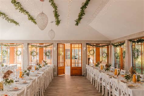 malownicza sala weselna z elementami dekoracyjnymi