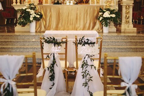 aranżacja ślubna z kwiatów i elementów dekoracyjnych