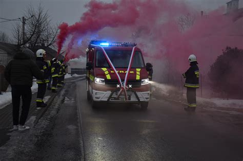 Volkswagen Crafter 4x4 strażacki na tle lasu