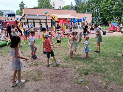 Tematyczne zdjęcie przedstawiające piknik rodzinny lub festyn na świeżym powietrzu