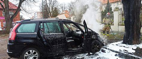 Zdjęcie płonącego samochodu na parkingu w Rybniku-Boguszowicach