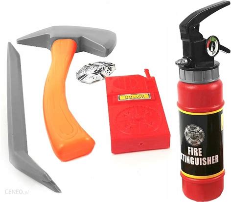 zdjęcie zestawu akcesoriów dla strażaka: kask, wąż, gaśnica