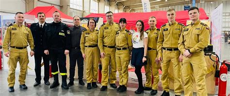 Zdjęcie grupowe strażaków z Nowego Duninowa podczas obchodów jubileuszowych
