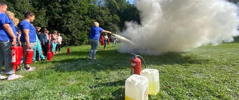 Szkolenie praktyczne młodzieży z zakresu obsługi sprzętu gaśniczego na obozie strażackim