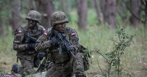 Grupa MDP podczas ćwiczeń na poligonie