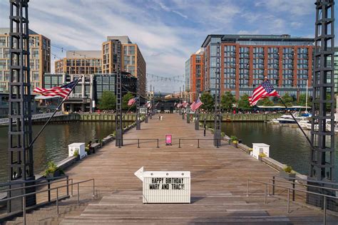 widok na The Wharf i budynek Dockmaster