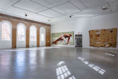 zdjęcie wnętrza Rubell Museum DC z oknami od podłogi do sufitu