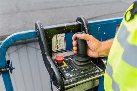 Operator sprawdzający tabliczkę znamionową i dokumentację podestu ruchomego
