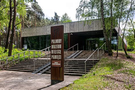 Zdjęcie miejsca pamięci z tablicami informacyjnymi w Kowarach