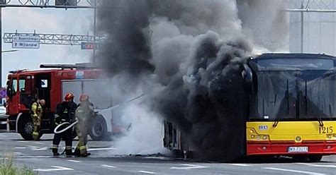 zdjęcie płonącego autobusu miejskiego z widocznym dymem unoszącym się z tylnej części pojazdu