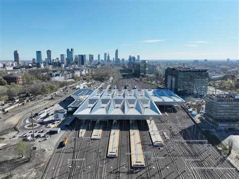 zdjęcie zniszczonego tunelu stacji Warszawa Zachodnia z widocznymi śladami pożaru: osmalony sufit i ściany