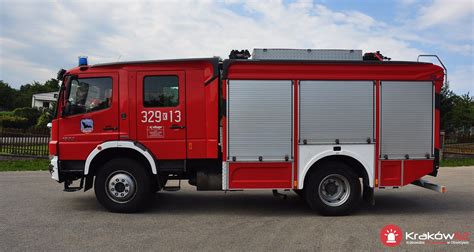 Schematyczny rysunek samochodu Steyr 1490 Rosenbauer GCBA 13/48 z zaznaczonymi zbiornikami i skrytkami sprzętowymi