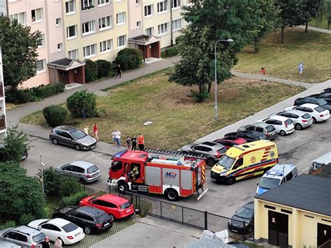 Policja, straż pożarna i karetka na miejscu zdarzenia w nocy