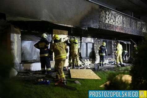 Policjanci zabezpieczający ślady na miejscu pożaru