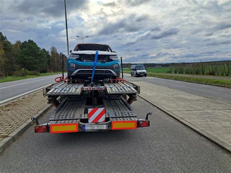 Leśny parking, miejsce znalezienia spalonego samochodu z widocznymi śladami po pożarze