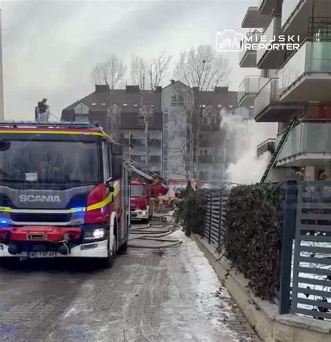 Wóz strażacki i dym unoszący się z budynku mieszkalnego w Bielawie