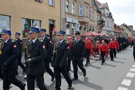 Fotografia z wręczenia awansów i odznaczeń strażakom