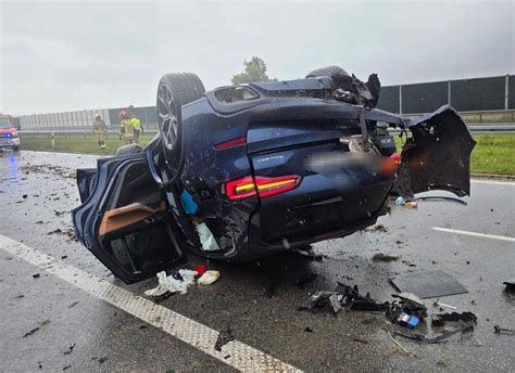 Zniszczony przez pożar samochód BMW na autostradzie