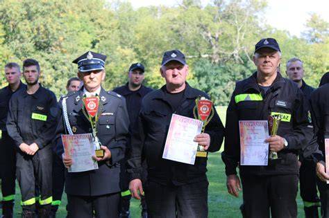 Pamiątkowe dyplomy i puchary z zawodów sportowo-pożarniczych OSP Gołe Łazy