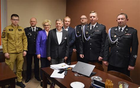 Strażacy OSP Grabowo Kościerskie podczas ceremonii ślubnej druhów