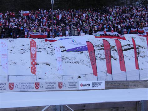 Tłum kibiców podczas zawodów Pucharu Świata w skokach narciarskich w Zakopanem, widok na Wielką Krokiew