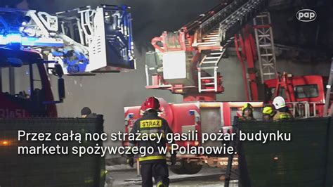 Pożar marketu Biedronka w Polanowie nocą