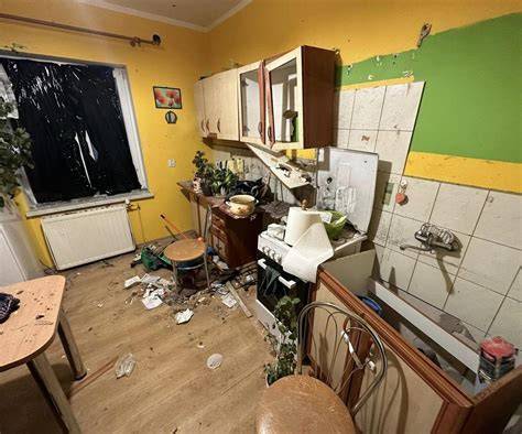 Zniszczona kuchnia po pożarze, widoczne ślady zadymienia na parterze budynku mieszkalnego