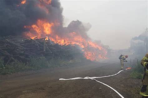 zdjęcie dymu unoszącego się nad nieużytkami rolnymi w okolicach Starej Huty