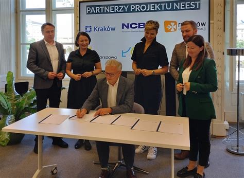 Zdjęcie z ceremonii podpisywania umowy o dofinansowaniu projektu 