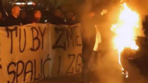 Zdjęcie płonącej kukły Żyda z demonstracji we Wrocławiu