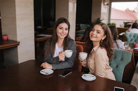 Tematyczne zdjęcie przedstawiające parę seniorów w kawiarni lub w domu, śmiejących się lub rozmawiających