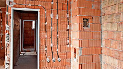 zdjęcie prawidłowej puszki połączeniowej z ceramicznymi kostkami