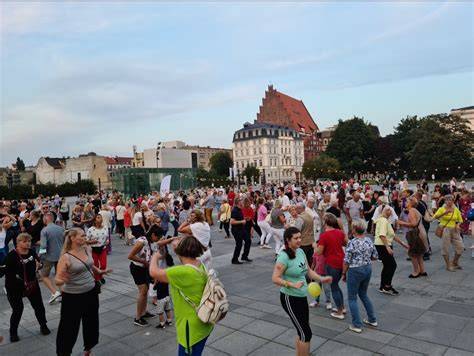 Rodziny i publiczność korzystająca z atrakcji podczas wydarzenia kulturalnego na Placu Wolności