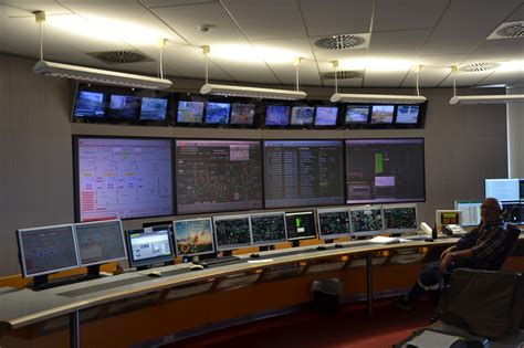 Schemat działania Smart Helmet zintegrowanego z centrum dowodzenia