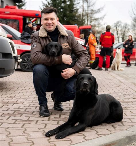 Zdjęcie Krzysztofa Szymańskiego z psem ratowniczym podczas ćwiczeń terenowych
