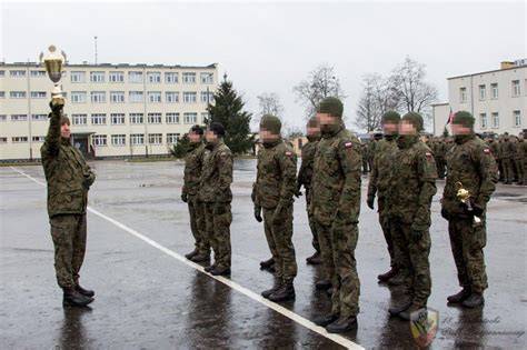 zdjęcie medali i pucharów zdobytych na zawodach strażackich