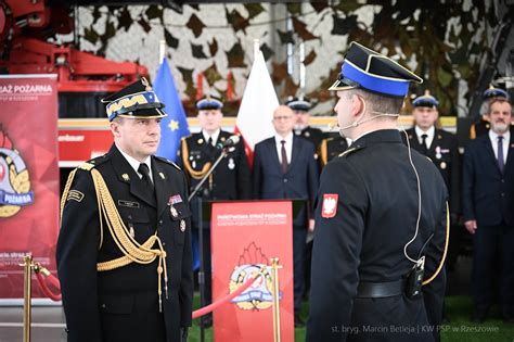 Wyróżnieni strażacy z medalami i odznaczeniami