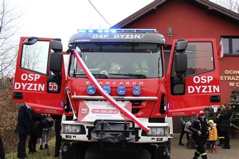 Nowy wóz ratunkowo-gaśniczy Mercedes Sprinter dla Ochotniczej Straży Pożarnej w Limanowej podczas uroczystości