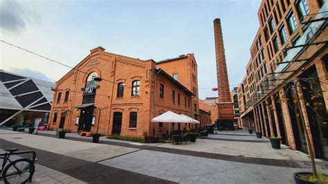 Zdjęcie fasady Google Campus Warsaw w Centrum Praskim Koneser