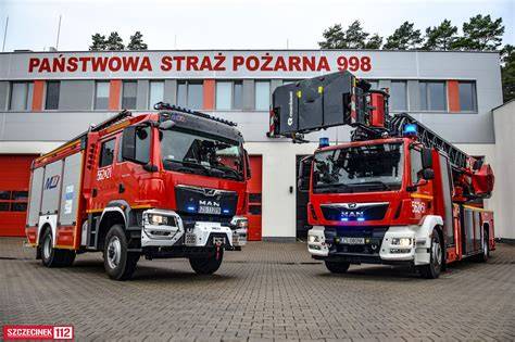 Zdjecie grupowe nowych wozow strazackich podczas uroczystosci przekazania
