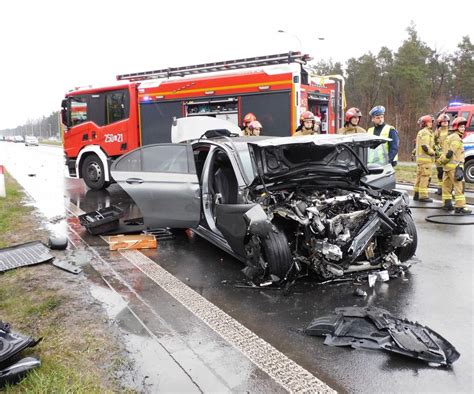 Zniszczony samochód po pożarze na ul. Żołnierskiej w Krakowie, w pobliżu zalewu Bagry