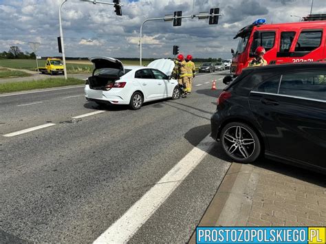 Zdjęcie wraku dwóch samochodów osobowych po zderzeniu na skrzyżowaniu