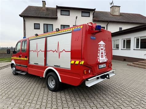 The arrival of a new firefighting vehicle (Renault Mascott) to OSP Czeluśnica, possibly with a police escort and other fire trucks.