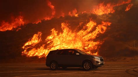 Thematic photo of a car engulfed in flames, illustrating the intensity of vehicle fires