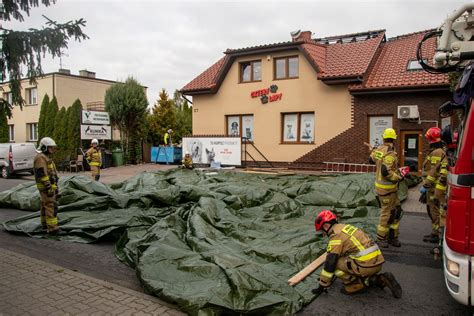 Zdjęcie hali warsztatowej przy ul. Jagiellońskiej w Olsztynie podczas akcji gaśniczej