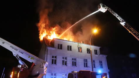 Zdjęcie płonącej, niezamieszkałej kamienicy przy starej al. Warszawskiej w Olsztynie